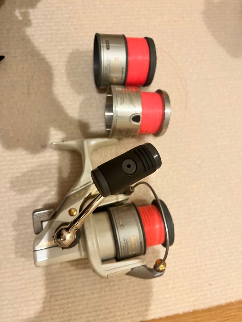 スピニングリール シルバー 軽量設計