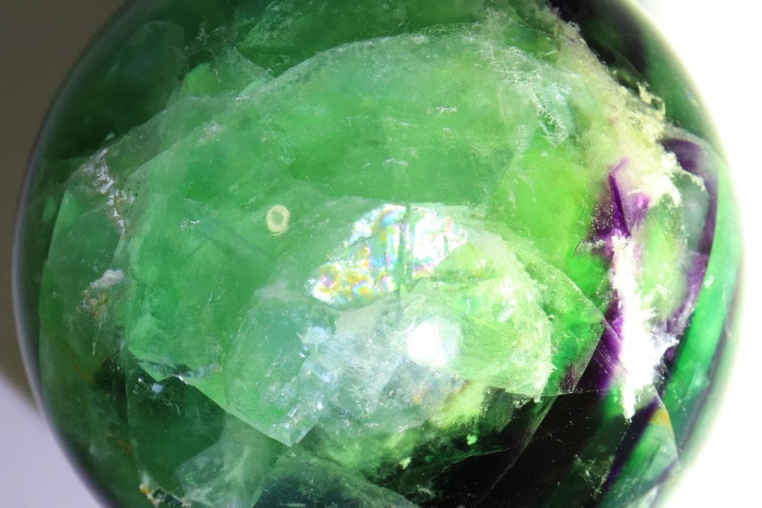 【本物保証】虹入り フローライト 1.5kg 丸玉 スフィア 天然石 送料無料