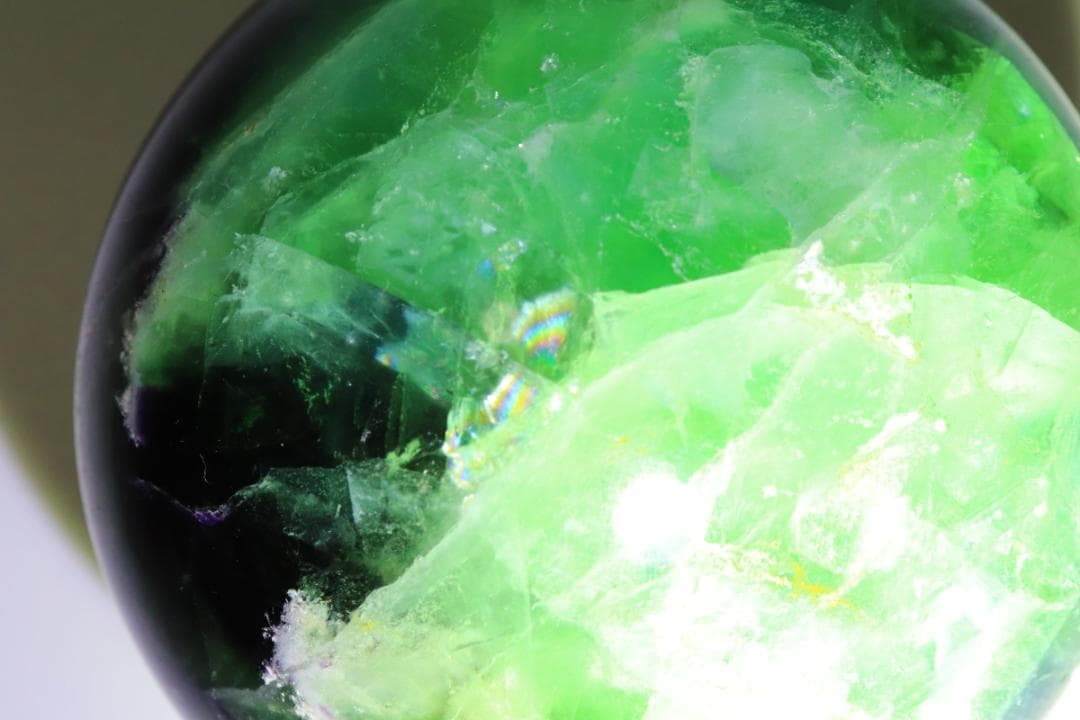 【本物保証】虹入り フローライト 1.5kg 丸玉 スフィア 天然石 送料無料