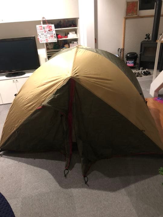 初心者でも簡単に組み立てられます。フライシートに小さな穴が空いてます。