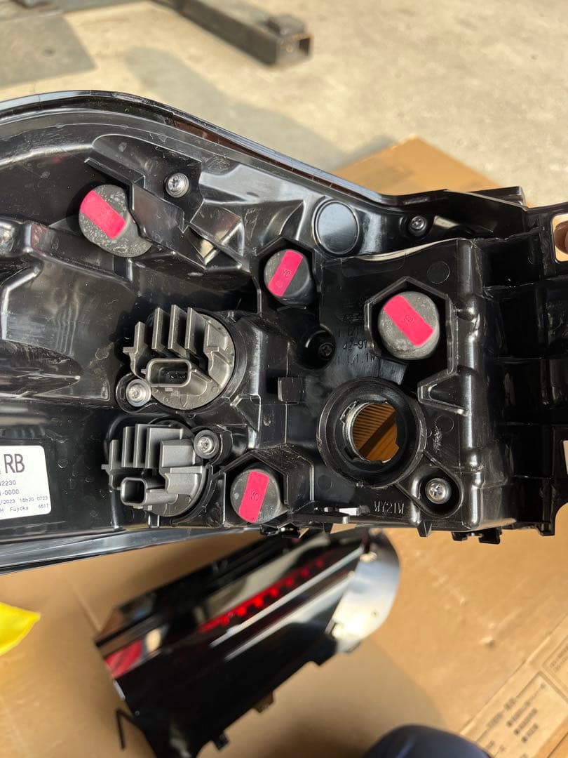 【送料無料】ブラック塗装 RAV4 テールレンズ　LED付き